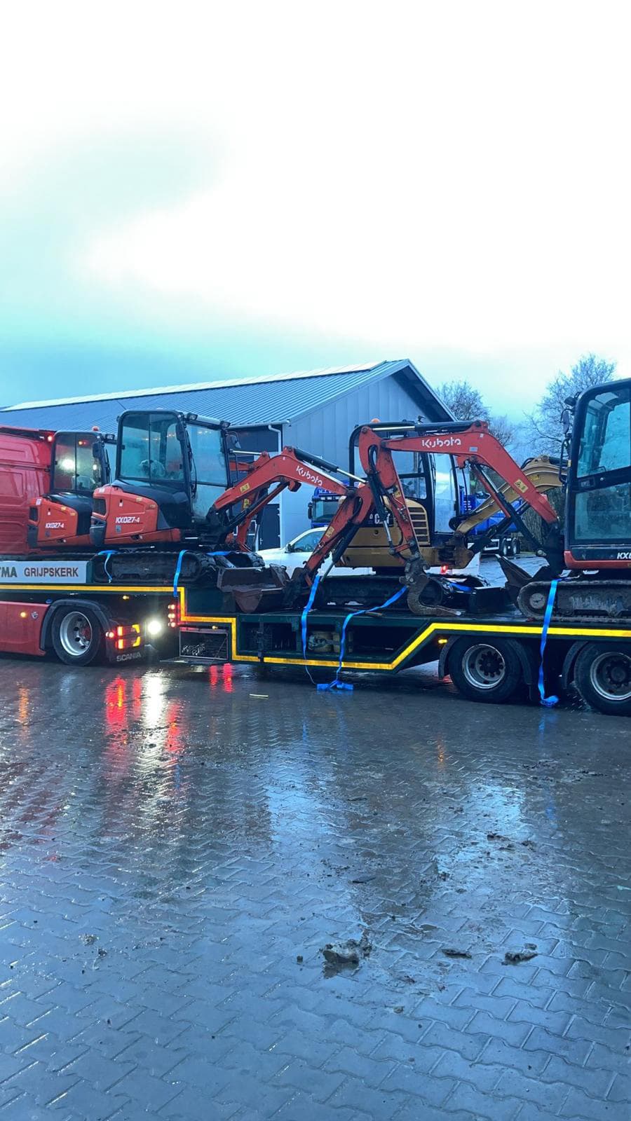 Kubota minigravers geladen op een dieplader